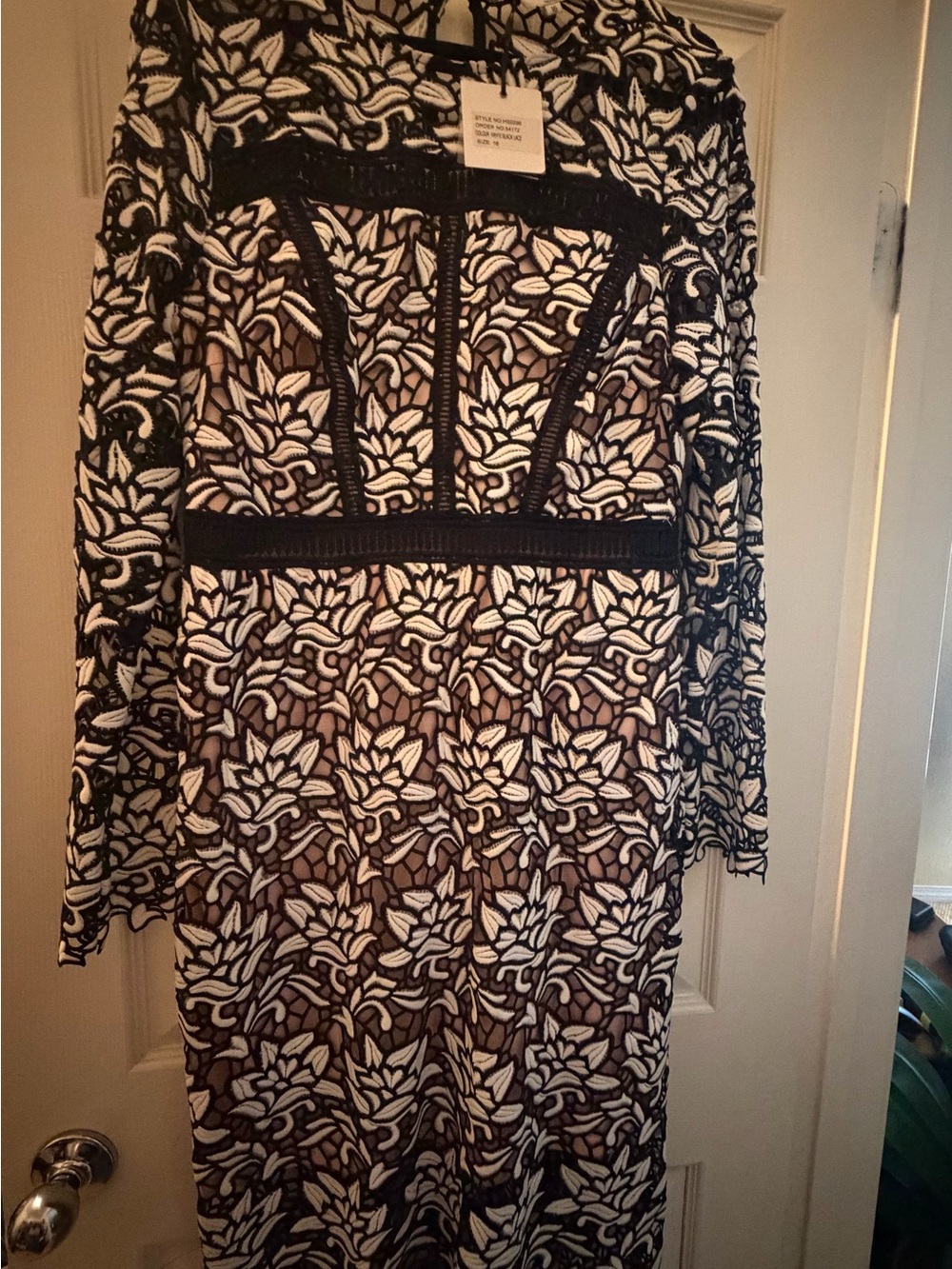 Black and White Floral Lace Long-Sleeve Sheath Dress